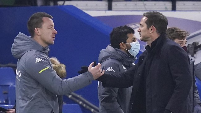 Legenda Chelsea, John Terry dianggap memberikan pesan yang mengerikan usai memberikan penghormatan kepada Roman Abramovich.