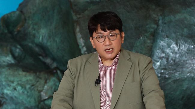 Bos HYBE Bang Si-hyuk mengaku sedih karena perusahaan bagus seperti SM Entertainment tak punya struktur tata kelola yang baik.