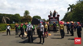 Massa Buruh Demo Tolak UU Ciptaker Mulai Tiba di Monas