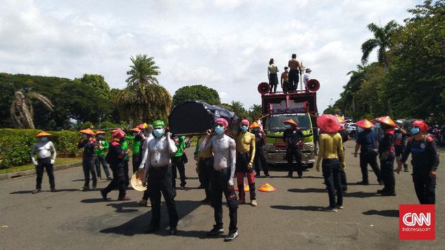 Massa buruh demo tolak Omnibus Law UU Ciptaker mulai tiba di kawasan silang Monas, Jakarta. Mereka menuntut UU Ciptaker dibatalkan