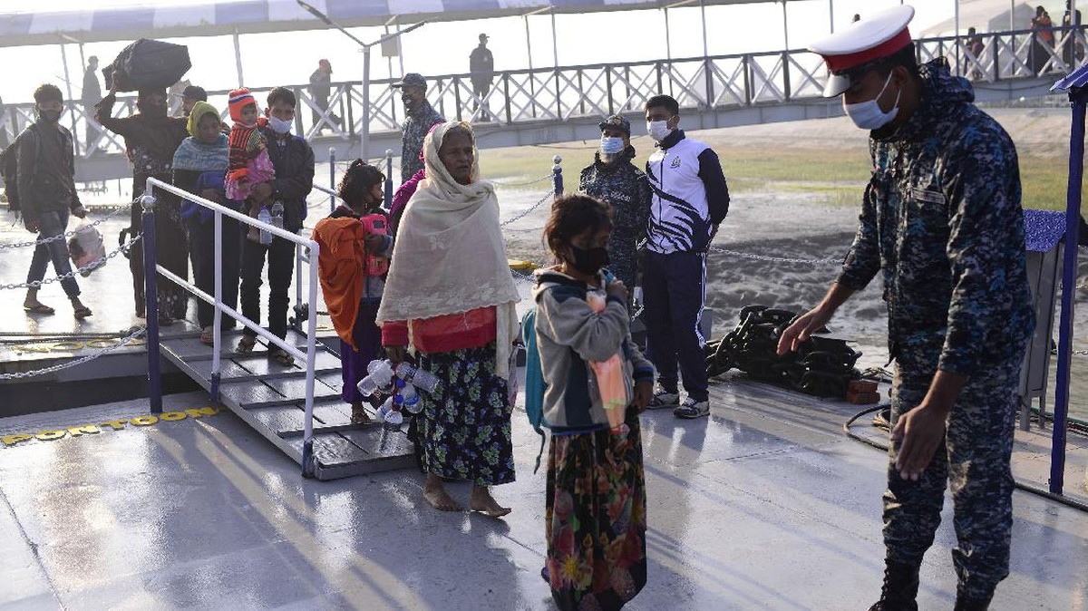 FOTO: 1.000 Rohingya Kembali Dikirim ke Pulau Terisolir