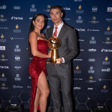 Merah Merona Georgina Rodriguez Kala Dampingi Cristiano Ronaldo