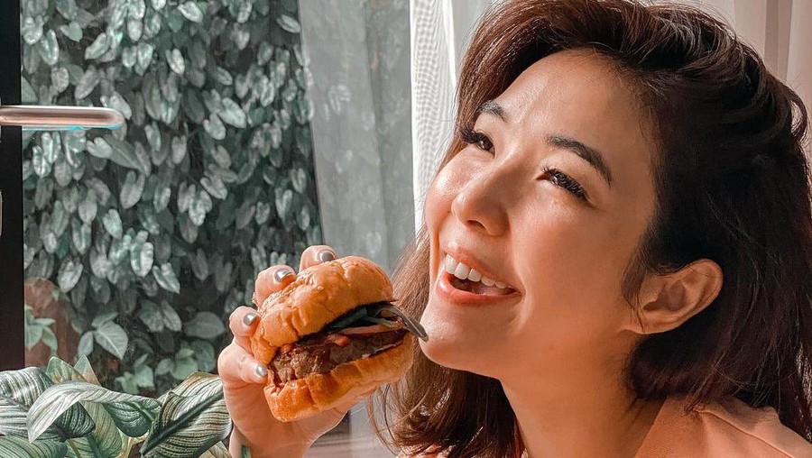 Gisel yang Selalu Tampil Ceria Saat Makan Donat dan Jajan Minuman Hits Gisel yang Selalu Tampil Ceria Saat Makan Donat dan Jajan Minuman Hits