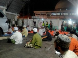 Tahlil Habib Hasan Assegaf Terapkan Prokes Ketat, Jemaah Jaga Jarak