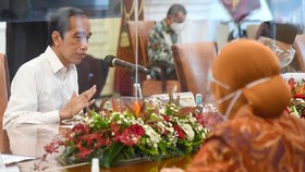Jokowi Perintahkan Gubernur Kawal Bansos: Jangan Ada Potongan