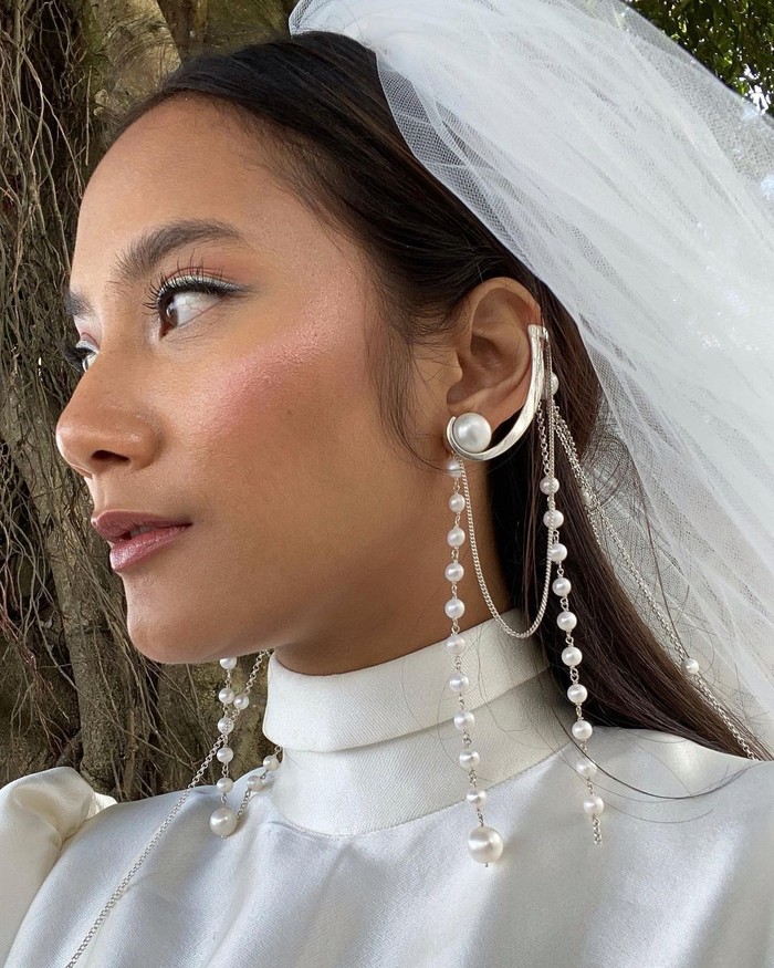Buat kamu yang suka banget sama riasan super natural, inspirasi makeup wedding dari Tara Basro wajib dicoba. Riasan tipis dan super simpel dipilih aktris cantik yang melepas masa lajangnya pada 23 Juni lalu. Blush on dan lipstik berwarna soft pink bisa diaplikasikan untuk mendapatkan look natural. Jadikan riasan mata on point dengan memakai eyeshadow yang disesuaikan sama nuansa gaun pengantin (Foto: www.instagram.com/tarabasro/).