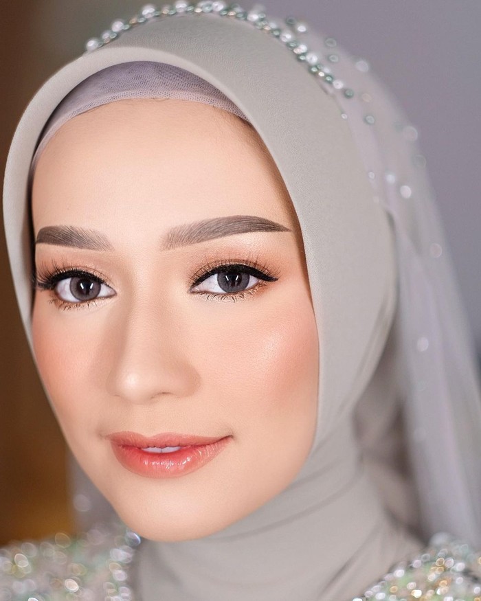 Makeup flawless dipilih influencer cantik Mega Iskanti untuk hari pernikahannya di 4 April lalu. Makeup bernuansa pink berkombinasikan warna peach yang fresh membuat penampilan kamu sebagai pengantin wanita akan terlihat terpancar. Berikan sentuhan shimmer yang berkilauan di area mata agar riasan kamu makin on point (Foto: www.instagram.com/veraferial/).