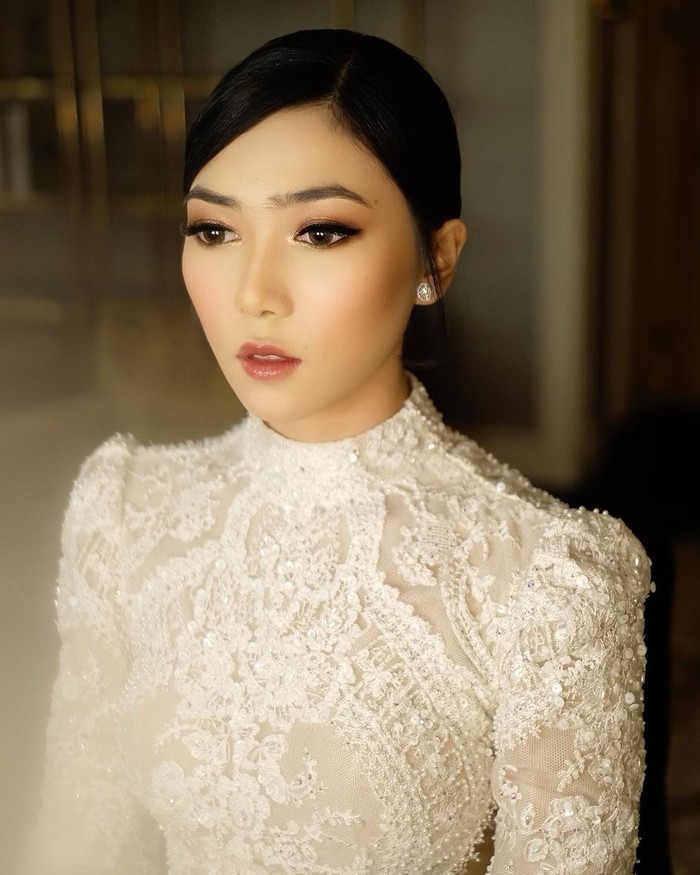 Inspirasi makeup wedding natural memang jadi yang paling favorit di tahun ini, Ladies. Seperti Isyana Sarasvati yang resmi menikah pada 4 Februari lalu. Penyanyi cantik ini memilih riasan natural yang minimalis. Sedikit shimmer berkilau di bagian mata dan lipstik glossy warna pink di bibir membuat sosoknya sebagai pengantin pun makin terlihat flawless (Foto: www.instagram.com/bubahalfian/).