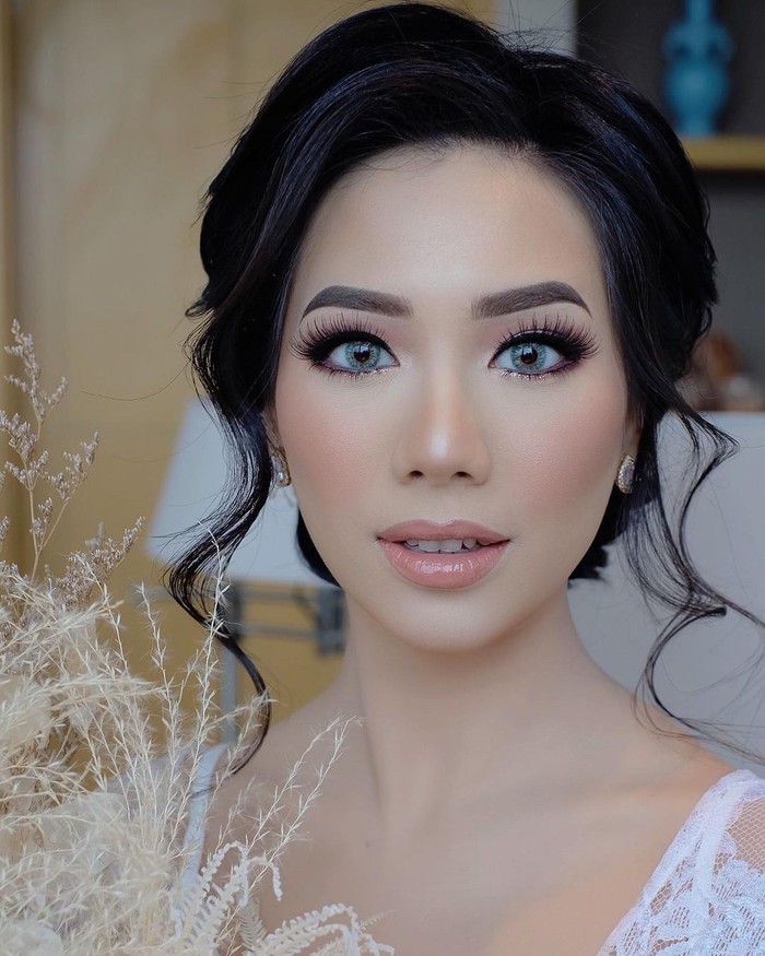 Ingin menjadi pengantin wanita yang cantiknya 'manglingin'? Kamu bisa tiru ide makeup wedding dari Abel Cantika yang dipakainya saat momen pernikahan 21 Februari lalu. Makeup dengan nuansa nude yang lembut terlihat natural akan terasa berkesan saat dipakai di hari pernikahan. Lipstik warna nude yang soft memberikan kesan natural tapi tetap menawan lho (Foto: /www.instagram.com/rezaazrumakeup/).