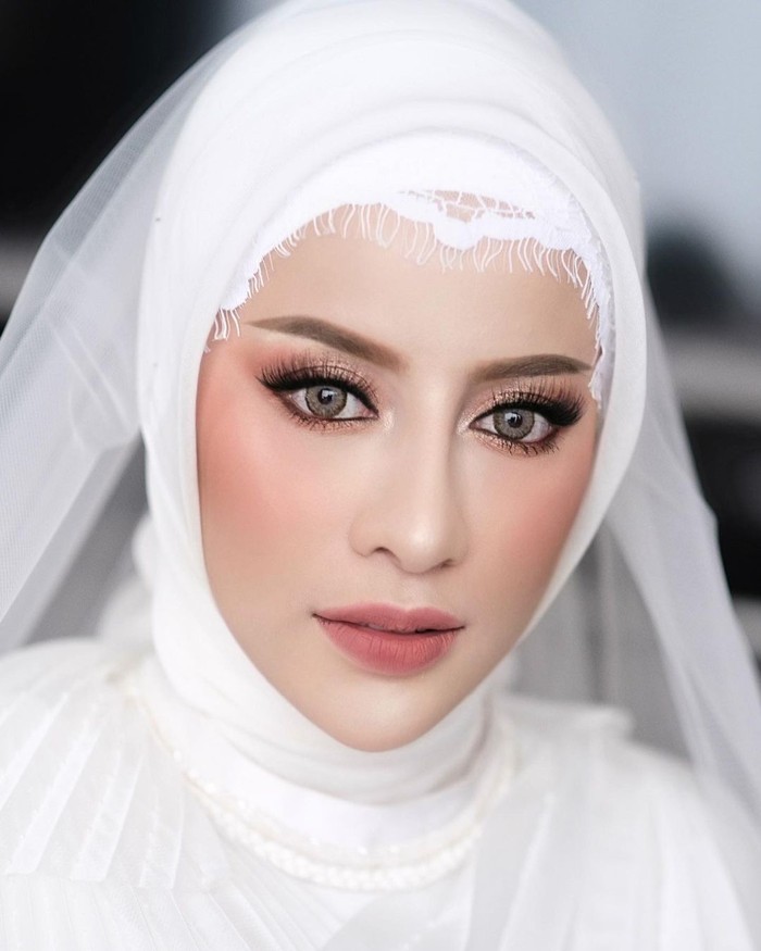 Mau tampil cantik bak barbie? Jawabannya ada pada makeup look dari influencer cantik Agnia Punjabi. Influencer super stylish yang resmi menikah pada 9 Februari 2020. ini memilih makeup yang flawles dengan nuansa soft pink yang cantik. Kombinasi blush on dan lipstik yang senada memberikan kesan menawan. Riasan mata yang diberi shimmer dengan bulu mata lentik menambah aura kecantikan lho (Foto: hwww.instagram.com/imelvilentcia/).