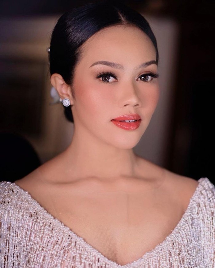 Last but not least, ada Yura Yunita yang melangsungkan pernikahan 13 Desember kemarin. Penyanyi cantik dengan suara merdu ini pun lebih memilih tampil natural dengan riasan bernuansa pink yang lembut. Bagian mata yang terlihat on point terasa semakin terlihat memesona dengan pilihan lipstik glossy warna coral yang menampilkan kesan fresh (Foto: www.instagram.com/yurayunita/).