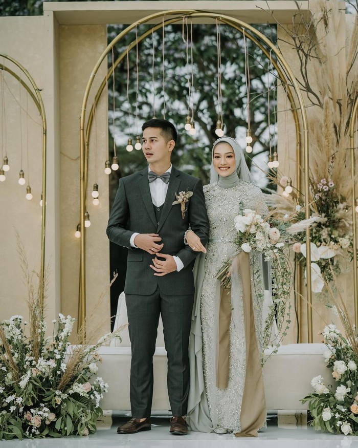 Selanjutnya ada Mega Iskanti yang juga memutuskan menikah di tahun ini. Pernikahannya bersama sang suami Muhammad Najauta dilangsungkan pada 4 April lalu, Ladies. Influencer stylish yang satu ini pun kerap membagikan momen romantisnya bersama sang suami (Foto: www.instagram.com/megaiskanti/).