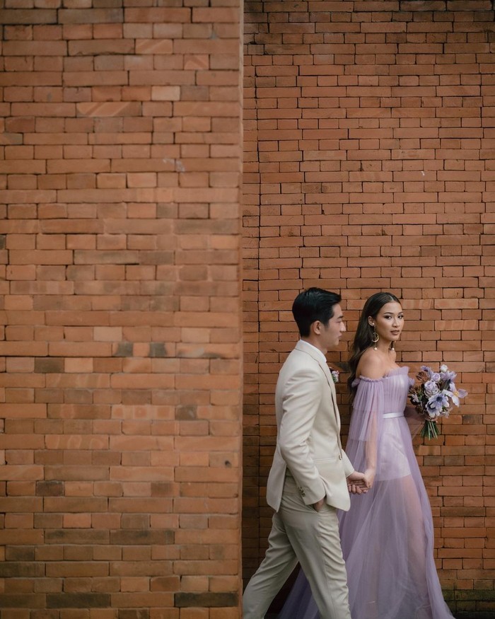 Selain Abel Cantika dan Mega Iskanti, beauty vlogger Sara Robert juga memilih tahun ini untuk melepas masa lajangnya, Ladies. Pernikahannya bersama sang kekasih, William Louis, pun belum lama ini dilangsungkan. Tepatnya pada 23 Desember lalu (Foto: www.instagram.com/sararobert/).