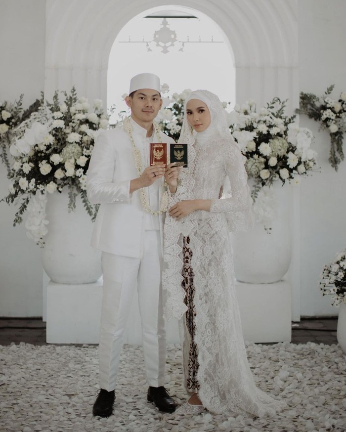 Next, ada influencer cantik Fita Wulansari yang juga memilih menikah di tahun ini. Pernikahannya dengan sang kekasih, Rasta, dilangsungkan pada 21 November lalu. Prosesi akad hingga resepsi pernikahan Fita dan Rasta digelar secara mewah di Cemara Ballrom, Malang. Acara tersebut berjalan khidmat dan hangat dengan dihadiri oleh keluarga serta sahabat-sahabat terdekat. (Foto: www.instagram.com/fitawww/).