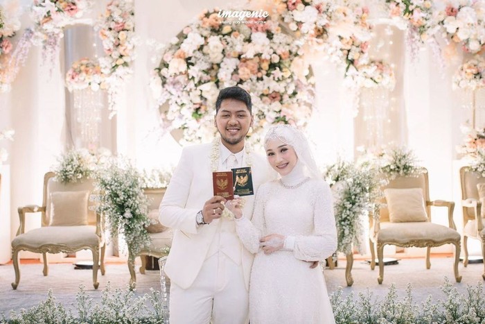 Tak hanya Fita Wulansari, Sinta Sri Antan juga membagikan momen bahagia saat dirinya menikah belum lama ini. Tepatnya pada 22 November lalu, Ladies. Sosoknya menikah dengan sang kekasih yang bernama Ardan Affandi. Kini keduanya pun tengah menikmati momen romantis sebagai penganti baru (Foto: www.instagram.com/sin.sr/).