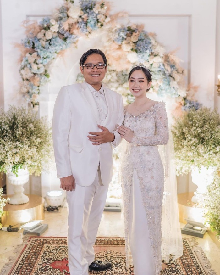 Kali ini ada beauty vlogger sekaligus berprofesi sebagai dokter gigi, Astari Budi yang juga menikah di tahun ini. Ia resmi dipersunting oleh kekasihnya Rama Dana pada 26 Juli lalu. Kini ia dan suami tengah menanti hadirnya calon buah hati mereka, Ladies (Foto: www.instagram.com/astaririri/).