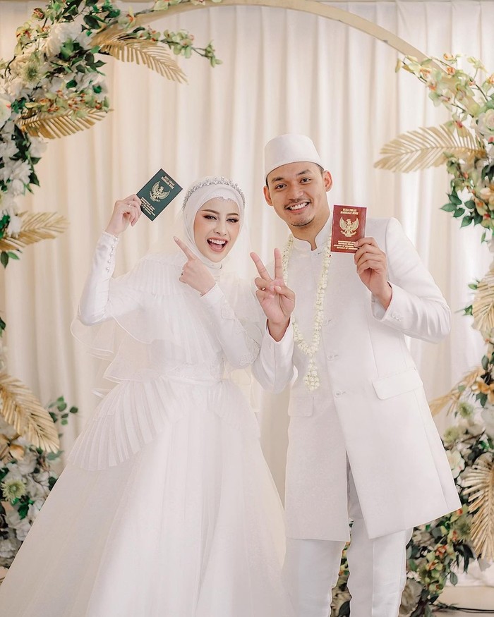 Salah satu pernikahan influencer cantik yang berhasil menyita perhatian adalah Aghnia Punjabi. Sosoknya resmi dinikahi pengusaha kedai kopi ternama, Reinukky Abidharma. Mereka menikah pada 10 Februari dan dikaruniai putri kecil yang cantik (Foto: www.instagram.com/aghniapunjabi/).
