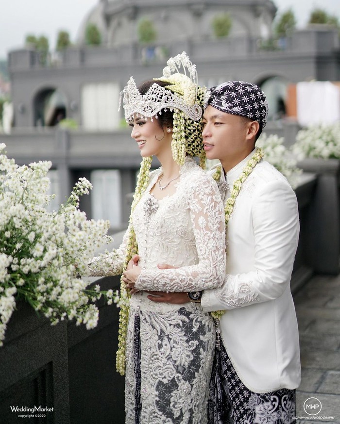 Ada mantan kekasih Chef Juna yang memustukan menikah dengan kekasihnya di tahun ini. Atries Angel resmi melepas masa lajang pada 18 Oktober lalu, Ladies. Ia dinikahi sosok pembalap sekaligus pengusaha bernama Eric Saputra (Foto: www.instagram.com/atriesangel/).