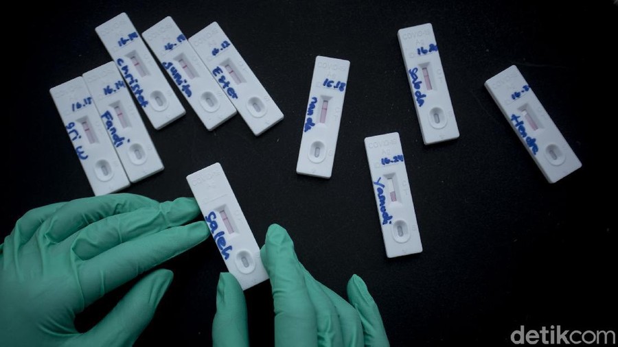 Seorang warga mengikuti rapid tes antigen di Tebet, Jakarta, Selasa (29/12/2020).