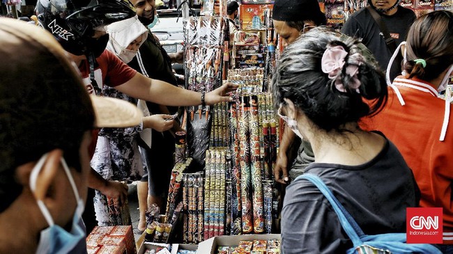 FOTO: Sepi Pembeli, Pedagang Petasan Tahun Baru Gigit Jari