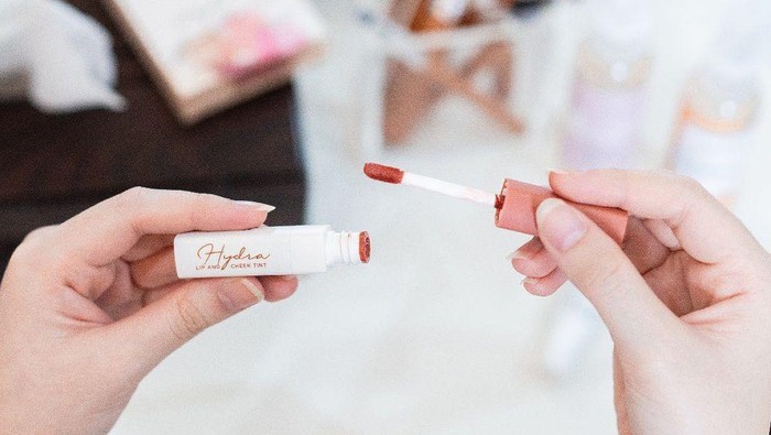 Rekomendasi Cheek & Lip dengan Kemasan Mini, Travel Friendly Banget!