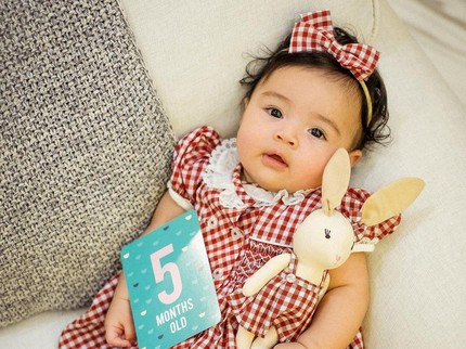 7 Potret Cantiknya Anak Rianti Cartwright, Kini Sudah Usia 5 Bulan