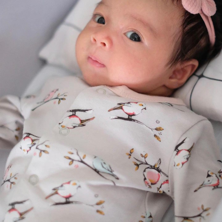 <p>Walaupun masih kecil, semakin hari baby Cara sudah terlihat tumbuh makin cantik ya. (Foto: Instagram @riantic)</p>