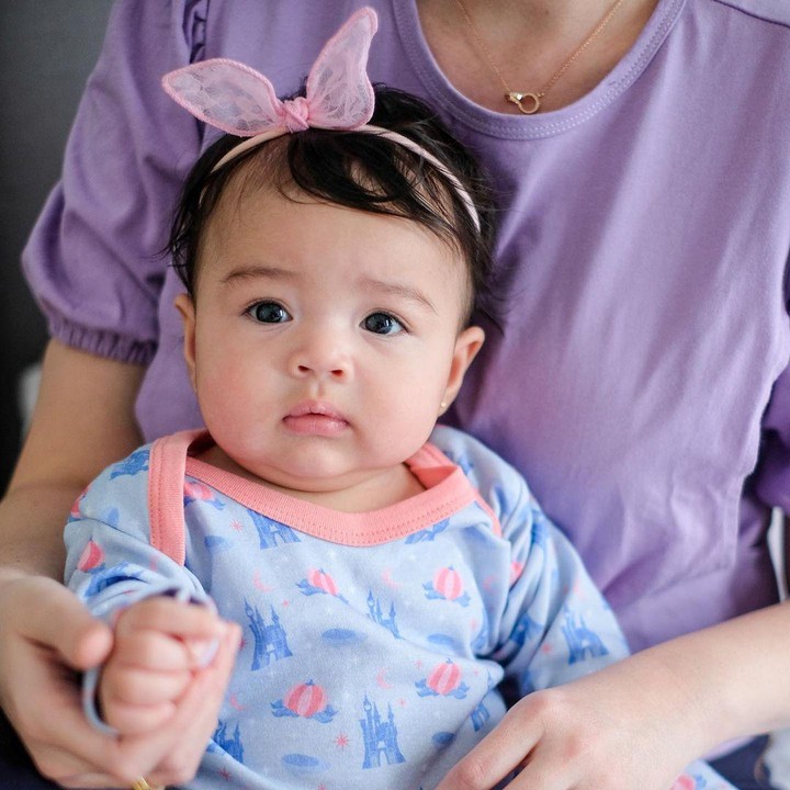 <p>Kalau dilihat-lihat, baby Cara lebih mirip bunda atau ayahnya ya? (Foto: Instagram @riantic)</p>