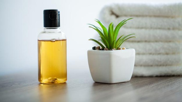 Selain Membersihkan Wajah, Ini 6 Manfaat Lain dari Cleansing Oil