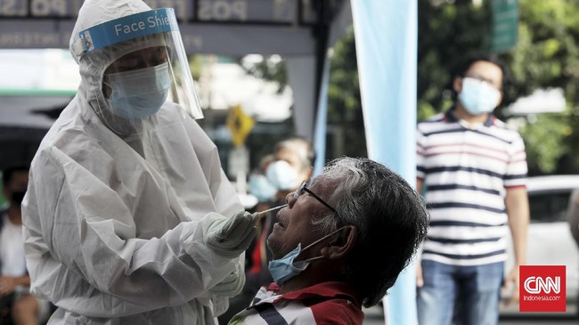 Pemerintah pusat dan daerah masih terus berupaya untuk menanggulangi pandemi virus corona di tanah air dengan sejumlah kebijakan.
