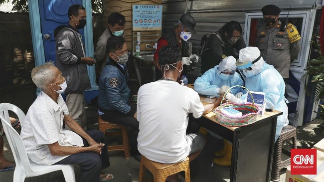 Menurut epidemiolog perlu diwaspadai kemungkinan varian baru Covid-19 sudah ada di Indonesia, karena selama ini pemerintah tak optimal melakukan 3T.