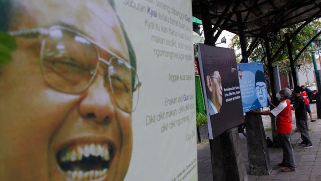 Selama 32 tahun rezim Orde Baru berkuasa, etnis Tionghoa di Indonesia tak bisa terang-terangan merayakan Imlek. Semua berubah ketika Gus Dur menjabat presiden.