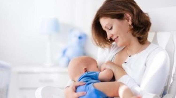 Gumpalan pada payudara wanita yang sedang menyusui sering kali membuat wanita khawatir apakah ada kaitannya dengan kanker payudara? Simak penjelasannya.