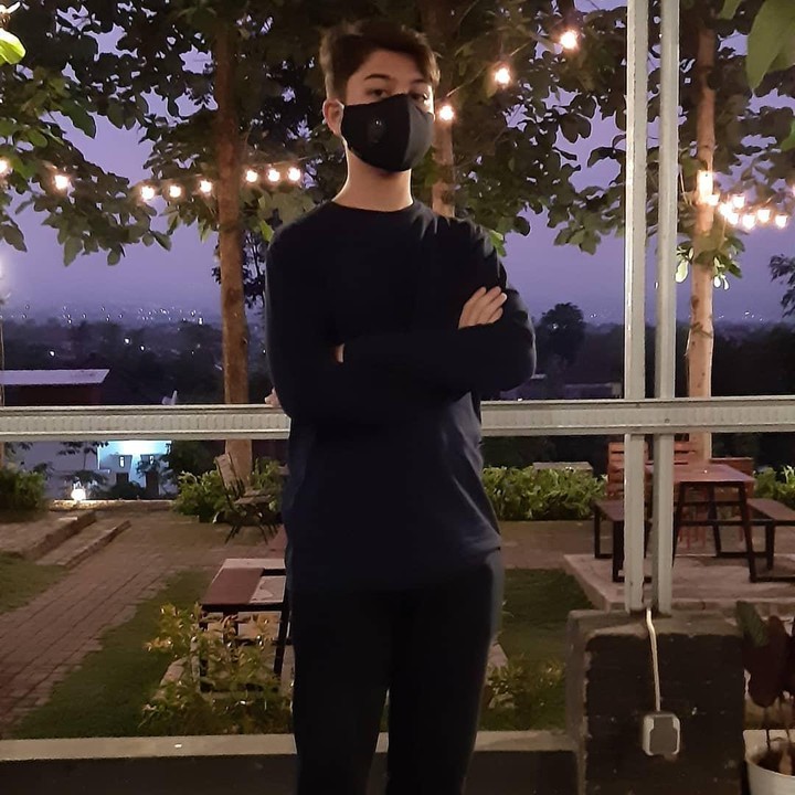 <p>Di Instagramnya, Baim mempromosikan usahanya yang diberi nama Alkatiriofficial. Akun tersebut menjual berbagai produk fashion, seperti masker, hijab, dress, baju, hingga parfum. (Foto: Instagram @baimalkatiri)</p>