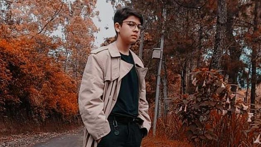Penampilan Baim yang seperti ini bikin pangling ya, Bunda? Tampan banget he-he-he. (Foto: Instagram @baimalkatiri)