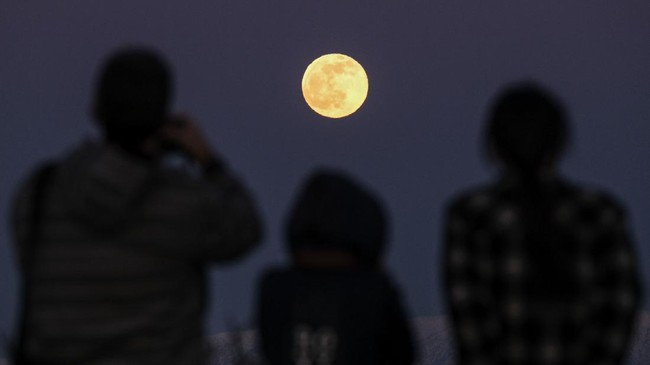 Roket misterius tak bertenaga akan menabrak permukaan bulan dengan kecepatan 9.656 km per jam pada Jumat (4/2) ini.
