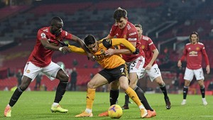 FOTO: Manchester United Menekan Liverpool di Puncak