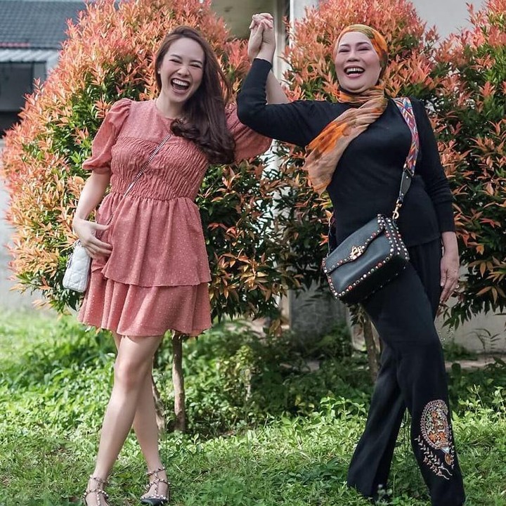 <p>Dewi Yull sudah mendapat dua cucu laki-laki dari Rama dan Merdianti. Pada 24 Oktober lalu, sang menantu baru melahirkan anak kedua. (Foto: Instagram @dewiyullofficial)</p>