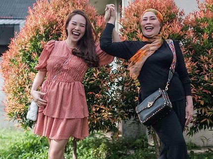 Kedekatan Dewi Yull dengan Menantu, Tak Pernah Beri Nasihat Kalau Tak Diminta
