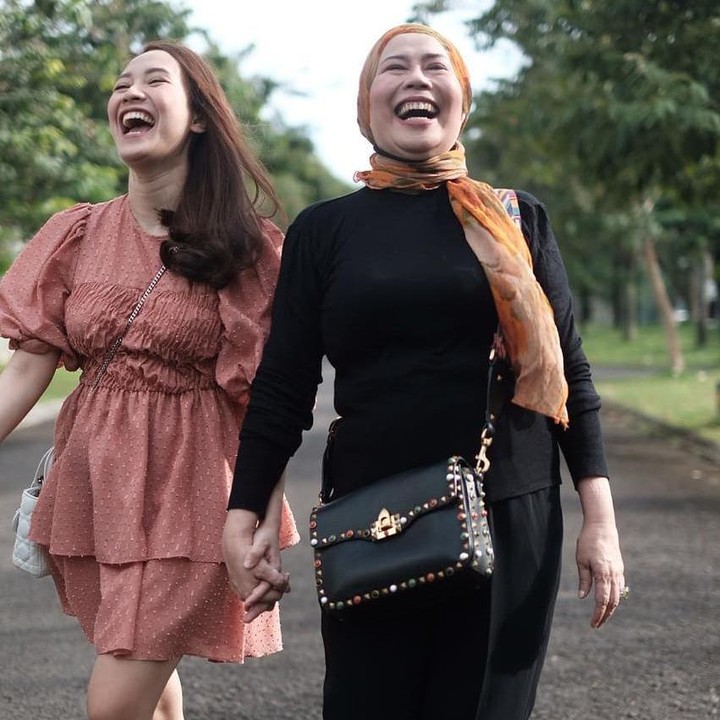 <p>"Mantu rasa anak..," tulis Dewi Yull di akun Instagram pribadinya. Setuju kan, Bunda? (Foto: Instagram @dewiyullofficial)</p>