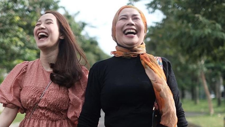 Dewi Yull bersama anak menantu Dewi Yull bersama anak menantu