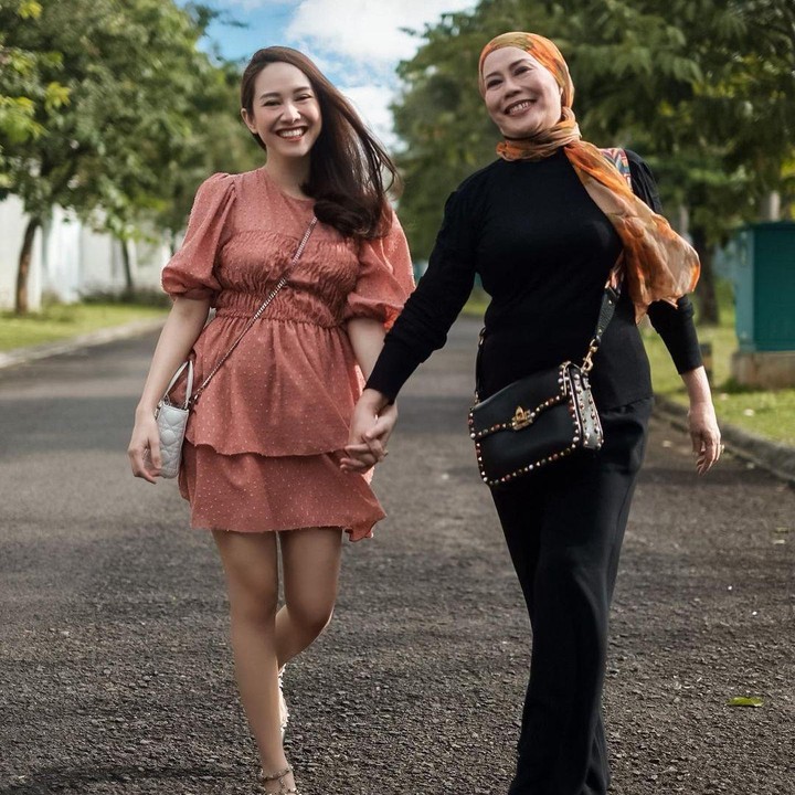 <p>Merdianti pun menulis ucapan manis untuk Dewi Yull sang ibu mertua, "Thankyou Ibu for always teaching me how to live a life with kindness, love youu." (Foto: Instagram @merdioctav)</p>