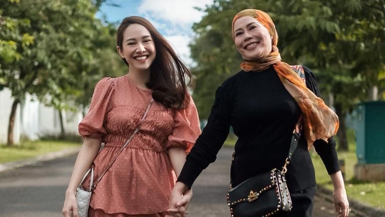 Dewi Yull bersama anak menantu, Merdianti Octaviani