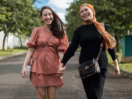 5 Seleb yang Dekat dengan Mertua, Jadi Menantu Kesayangan!