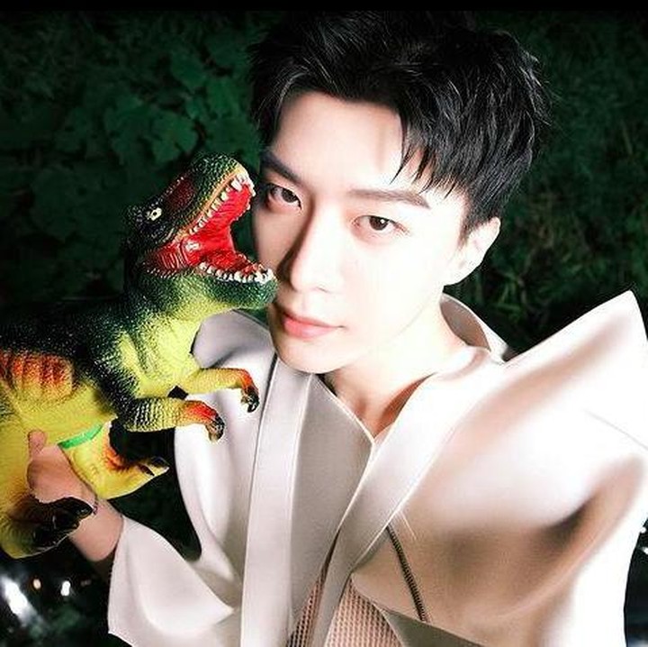 <p>Bagi Bunda yang merupakan penggemar artis Mandarin, pasti tahu artis top Fan Bingbing. Artis 39 tahun itu diketahui memiliki adik laki-laki bernama Fan Chengcheng. (Foto: Instagram @real_fanchengcheng)</p>