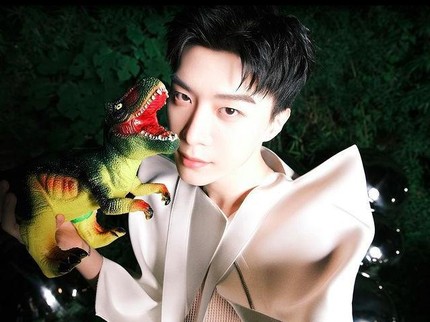 7 Potret Tampan Adik Fan Bingbing yang Jadi Idol China