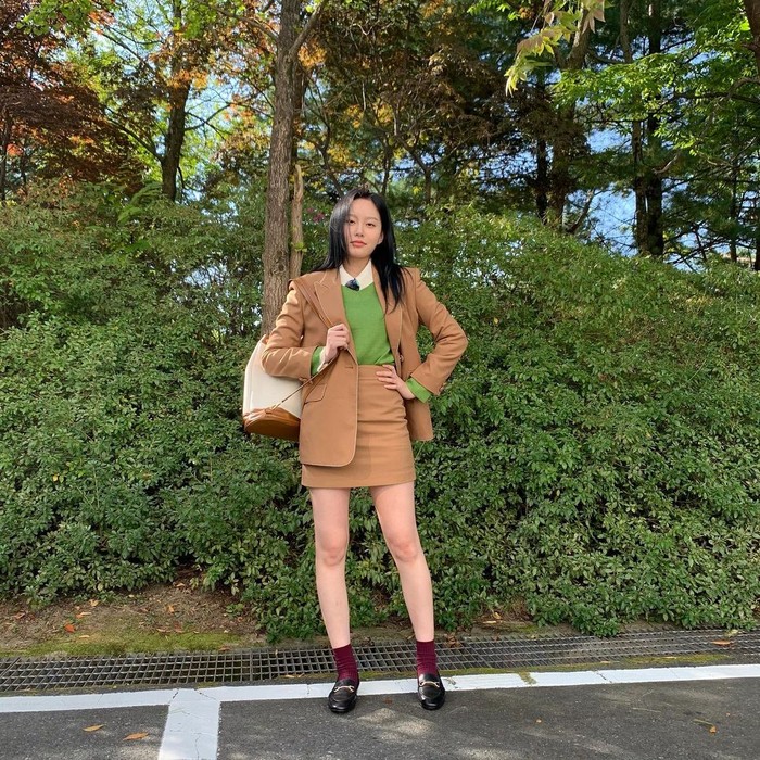 Park Yoona merupakan artis cantik kelahiran tahun 1997. Dengan rambut panjangnya, ia sering menggunakan outfit keren dengan bawahan rok pendek. Outfit ini bisa kamu jadikan inspirasi. Bernuansa earth tone, Yoona memadukan dengan setelan blus hangat dengan blazer senada dengan warna rok. (Foto : instagram.com/youna_1997)