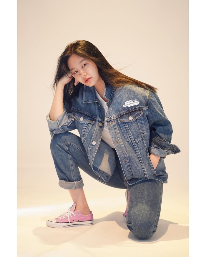 Kencan dengan memakai setelan jeans? Why not? Kamu bisa tampil casual dan stylish seperti penampilan Park Yoona. Padukan dengan sneaker favorit untuk nge-date bareng gebetan atau pasangan kamu. (Foto : instagram.com/youna_1997)