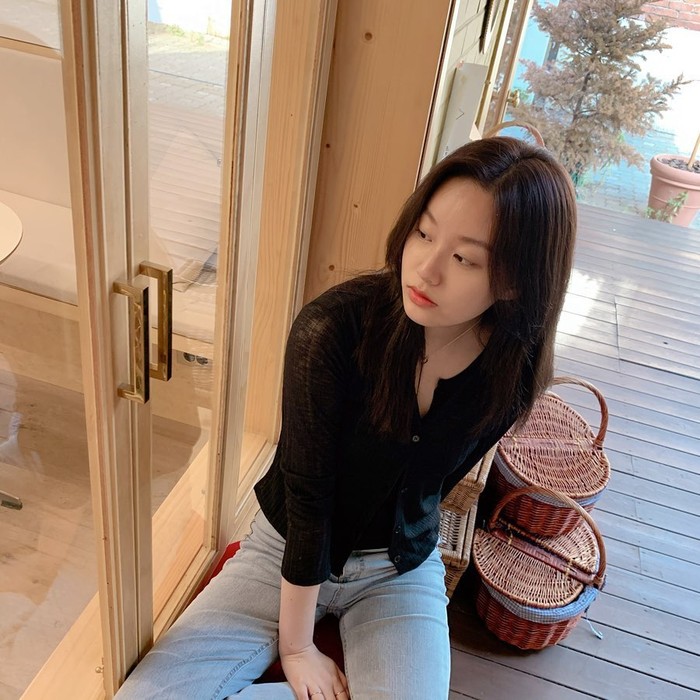Tampil casual, kamu bisa mengenakan celana jeans model pensil dengan atasan model V-neck berlengan panjang. Lalu, kombinasikan saja look-mu ini dengan sneakers putih. Outfit ini cocok untuk acara santai atau nge-date di taman, Ladies. (Foto : instagram.com/youna_1997)