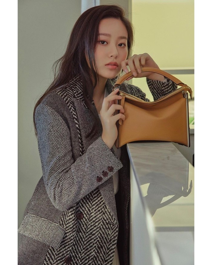 Untuk outfit kencan di musim hujan, jangan lupa untuk menggunakan baju hangat atau jaket. Salah satu inspirasi yang bisa kamu coba adalah outfit Park Yoona ini. Selain jaket, blazer yang nyaman dan menghangatkan juga cocok. (Foto : instagram.com/youna_1997)